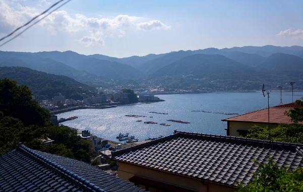 海と山、自然に囲まれた港町網代。